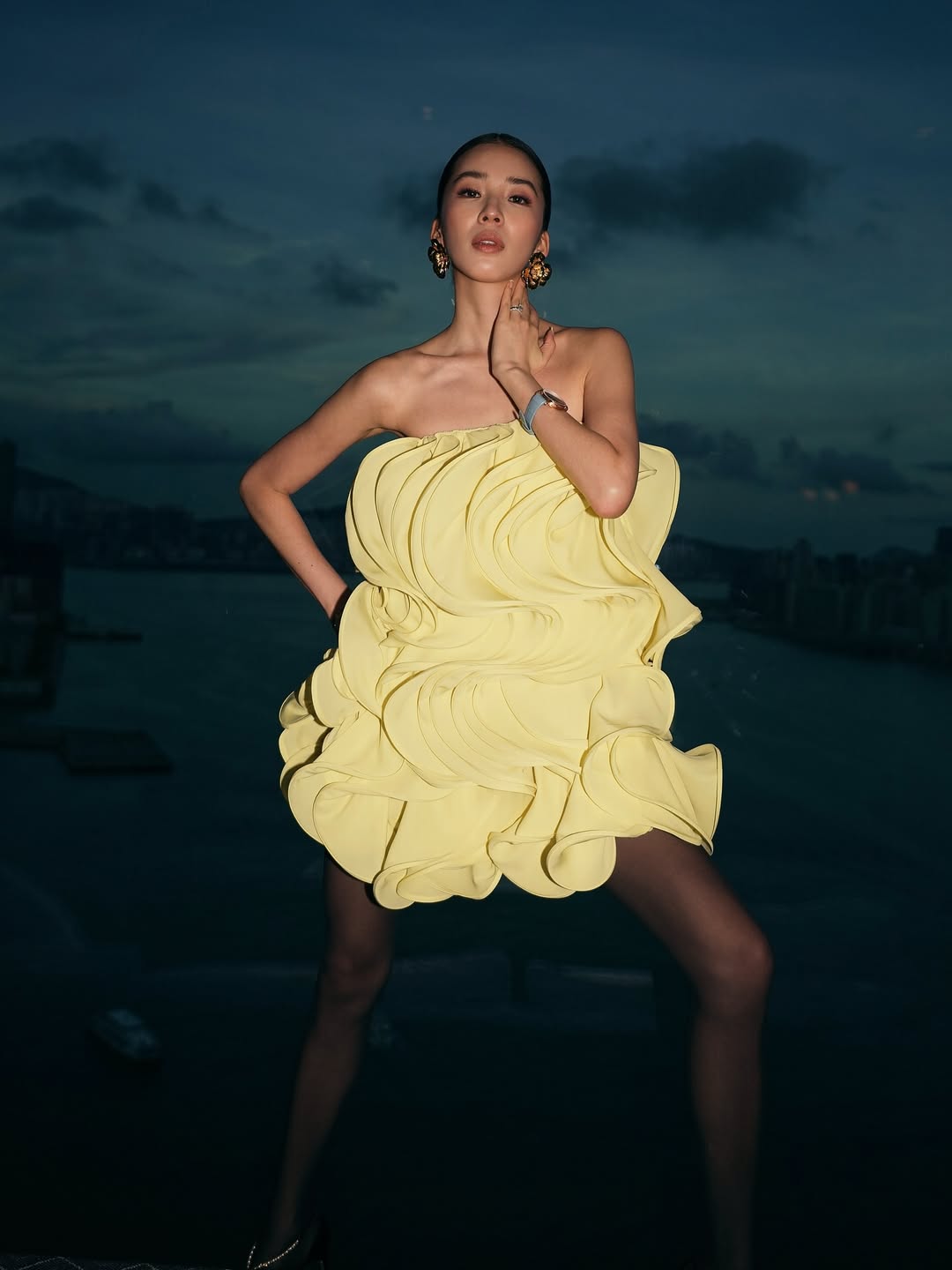 「新婚4カ月」のIrene「ときどき自分の人生が信じられない」…アートなドレスでポーズ