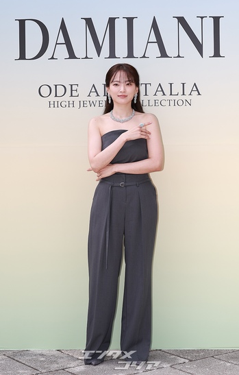 【フォト】チョン・ウヒ、ジュエリーとジャンプスーツで優雅なスタイル