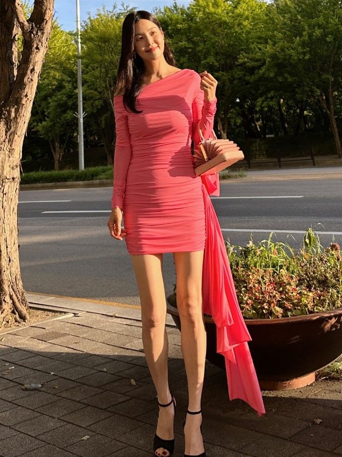 41歳ハン・ジヘ、ピンクのミニワンピ姿でスレンダーボディをアピール