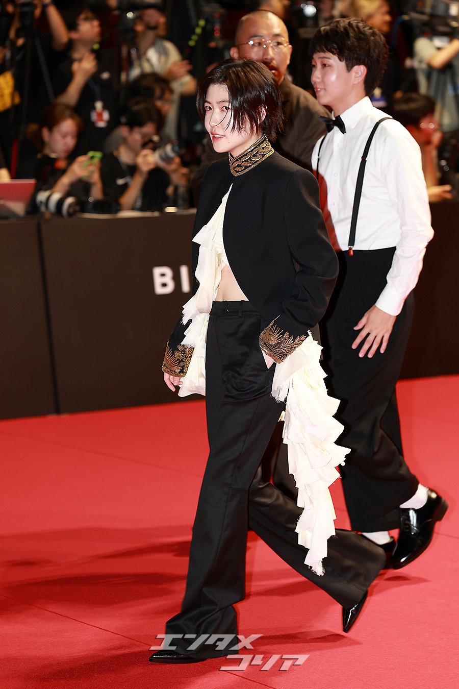 【フォト】シム・ウンギョン、腹筋チラ見せマニッシュルックで王子さまのよう＝釜山映画祭