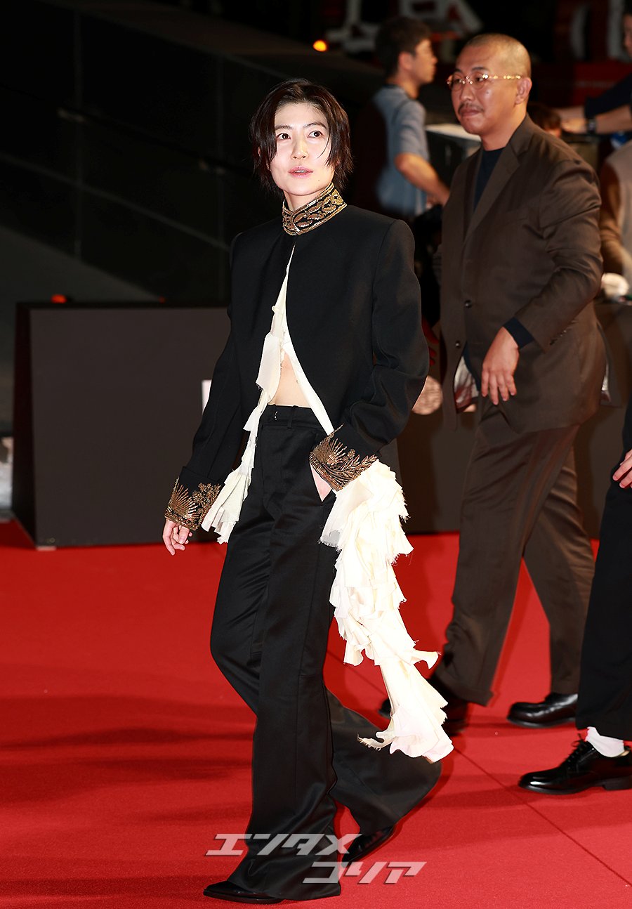 【フォト】シム・ウンギョン、腹筋チラ見せマニッシュルックで王子さまのよう＝釜山映画祭