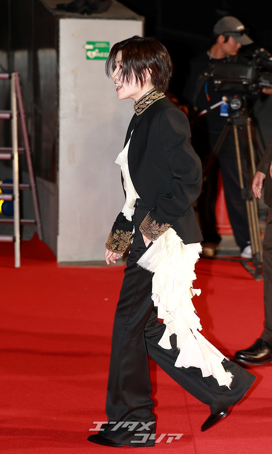 【フォト】シム・ウンギョン、腹筋チラ見せマニッシュルックで王子さまのよう＝釜山映画祭