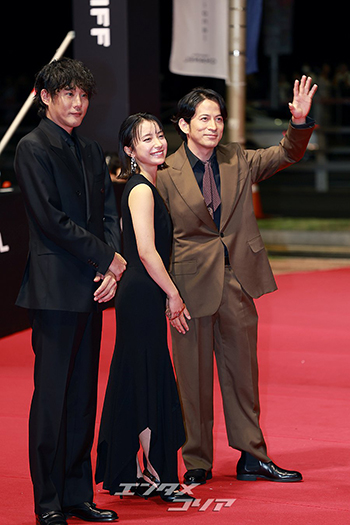 【フォト】仲良く登場した藤崎ゆみあ&岡田准一=釜山映画祭