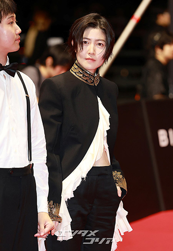 【フォト】シム・ウンギョン、腹筋チラ見せマニッシュルックで王子さまのよう=釜山映画祭