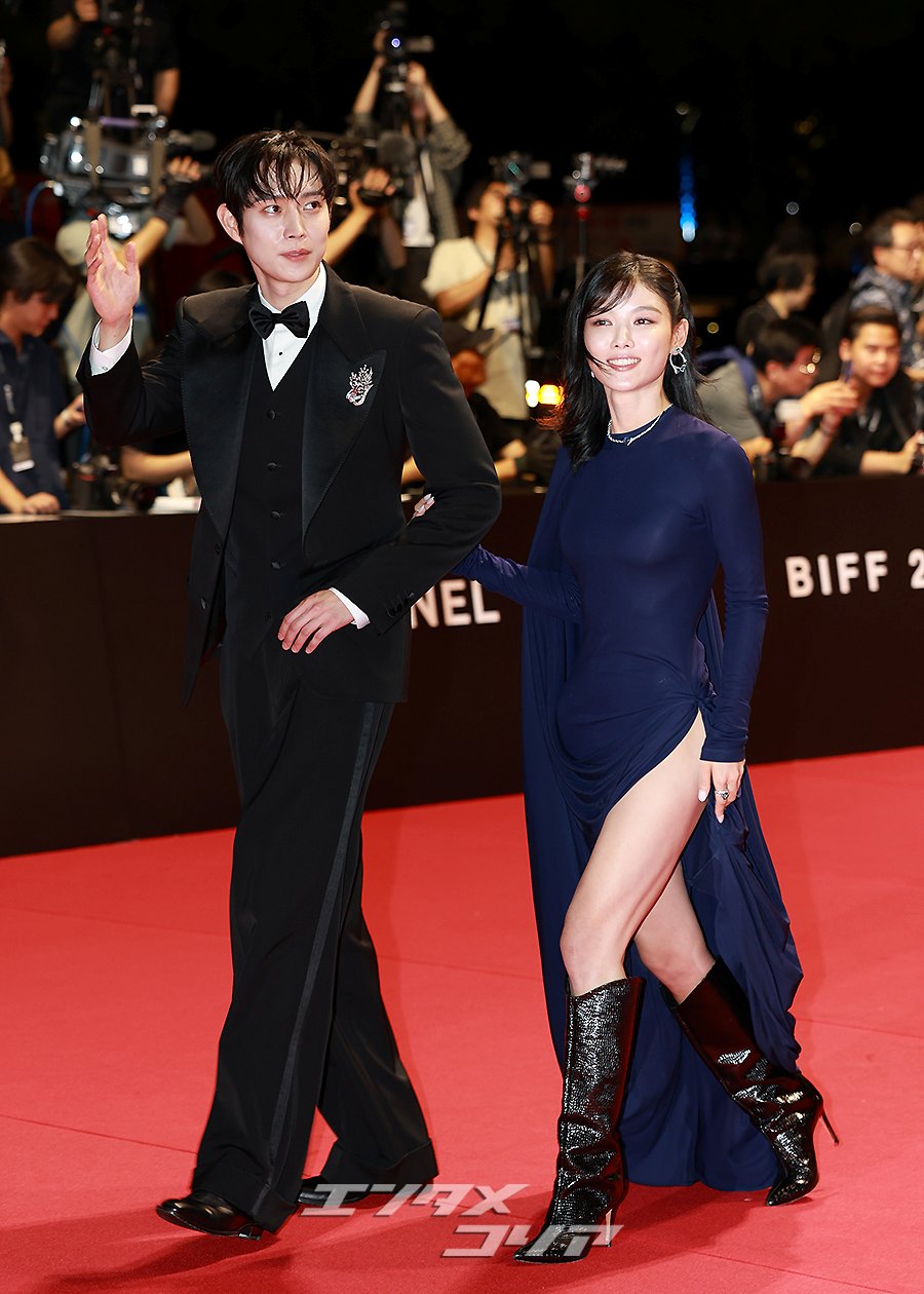 【フォト】キム・ユジョン、大胆スリットドレスで美脚披露=釜山映画祭