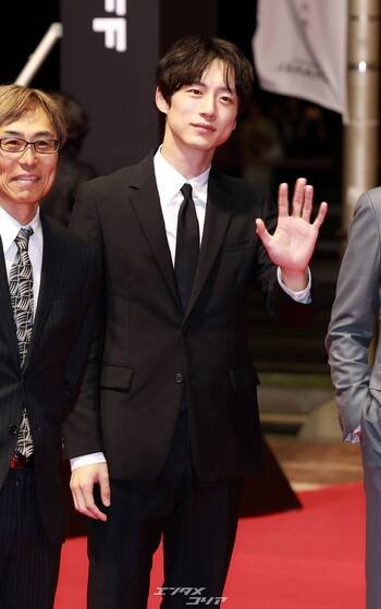 【フォト】二股疑惑浮上の坂口健太郎、少しやつれた顔=釜山映画祭