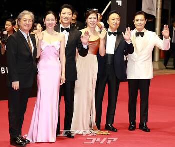 【フォト】パク・チャヌク監督&イ・ビョンホン&ソン・イェジンら、『仕方ない』チーム登場=釜山映画祭