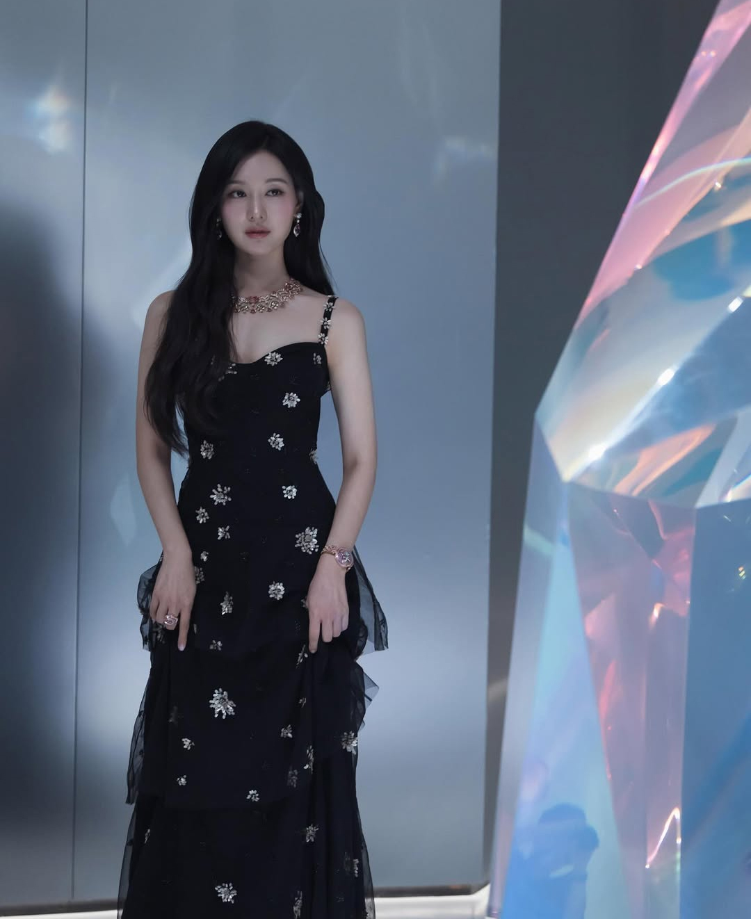 キム・ジウォンin 東京「ブルガリ」展覧会で魅惑のスリップドレス姿…ジュエリーより華やか