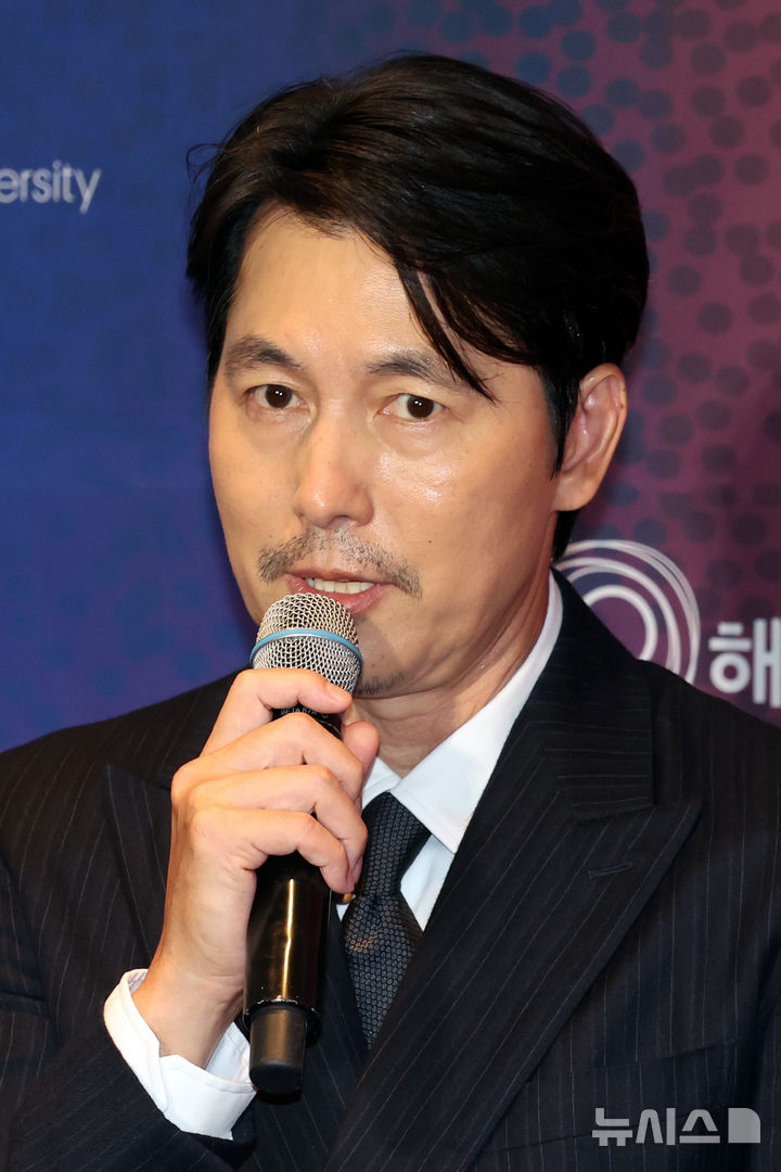 チョン・ウソン、婚外子騒動から1年ぶり公の場に…ひげを生やしやつれた姿