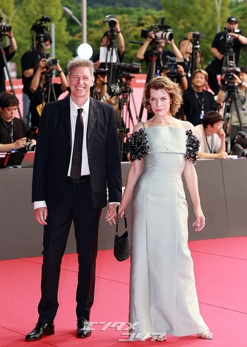 【フォト】ミラ・ジョヴォヴィッチ&ポール・W・S・アンダーソン夫妻、仲良く登場=釜山映画祭