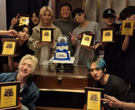 J.Y.Park、ビルボードで新たな歴史を刻んだStray Kidsに金の盾をプレゼント