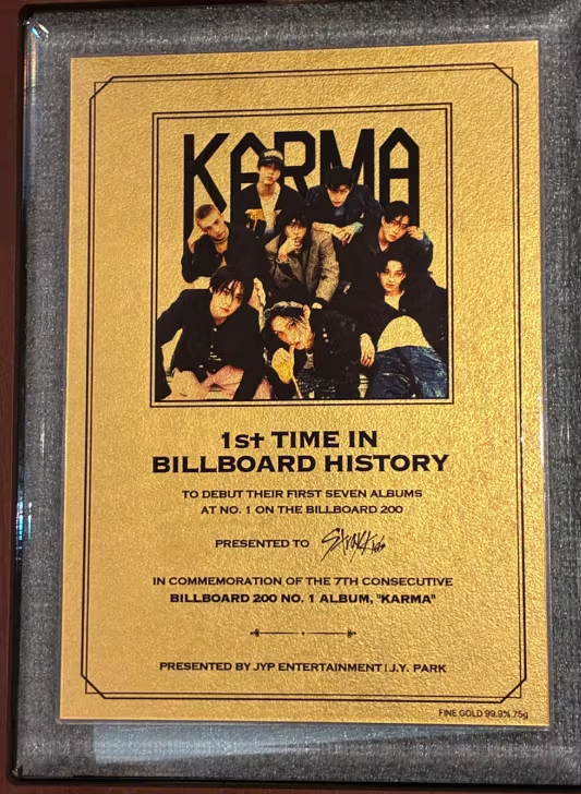 J.Y.Park、ビルボードで新たな歴史を刻んだStray Kidsに金の盾をプレゼント