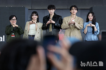 【フォト】キム・ユジョン×キム・ヨンデ×キム・ドフンら、『親愛なるX』舞台あいさつに出席