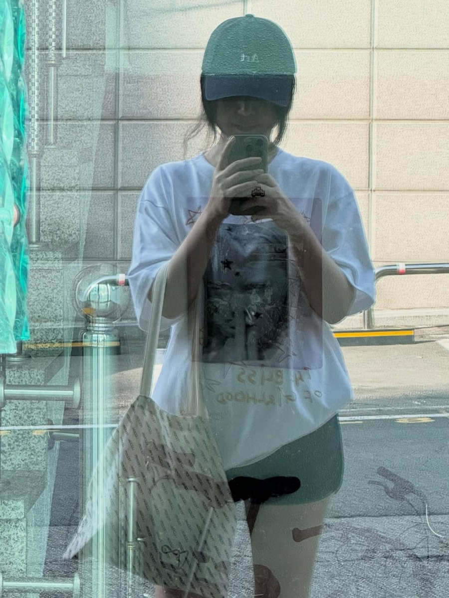 HYBEと裁判中のミン・ヒジン前ADOR代表、ホットパンツ姿でクールに近況報告