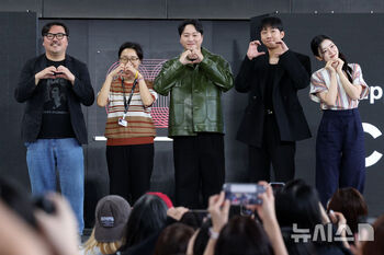 【フォト】コ・アソン&キム・デミョン 映画『劇場の時間たち』舞台あいさつ=釜山映画祭