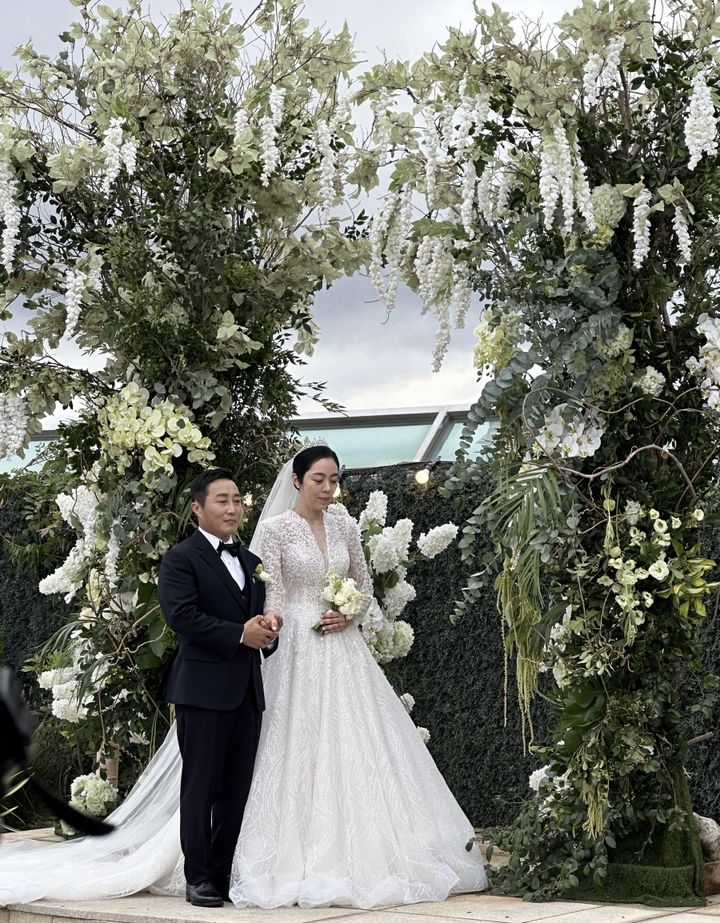 「再婚前に婚外子2人」キム・ビョンマンの結婚式写真公開