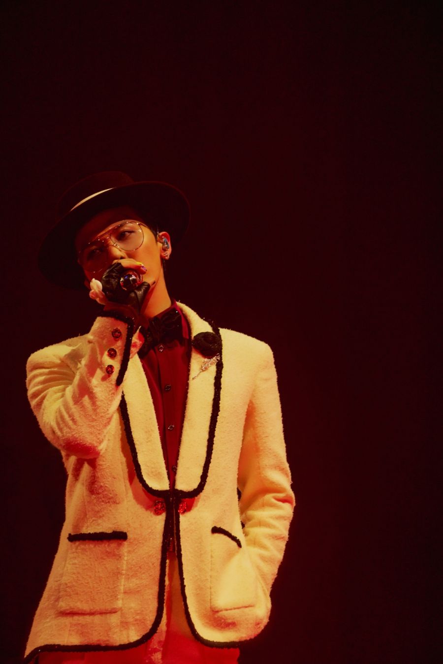 G-DRAGON、パリ公演でCHANELのカスタム衣装を着用…芸術と芸術の出会い