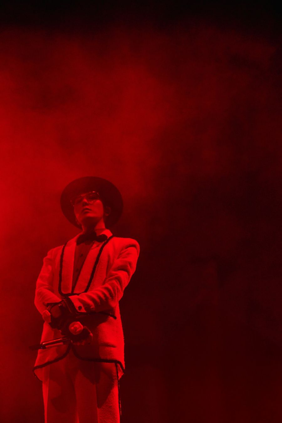 G-DRAGON、パリ公演でCHANELのカスタム衣装を着用…芸術と芸術の出会い