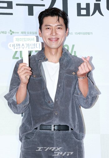 【フォト】ヒョンビン、妻ソン・イェジンのため『仕方ない』試写会に出席…えくぼが魅力的なほほ笑み