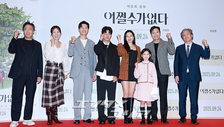 【フォト】『仕方ない』チーム、VIP試写会で力強いポーズ