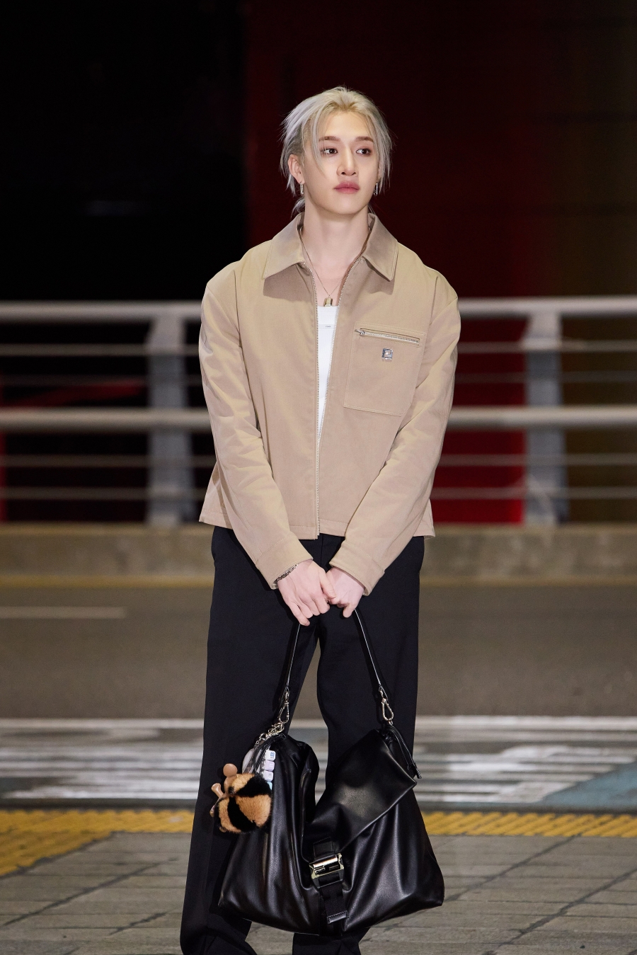 Stray Kidsバンチャン、夜でも輝くオーラ…FENDIのショーに出席するため出国