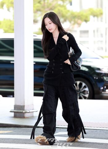 【フォト】ムン・ガヨン、黒の装い&ファーシューズでオランダへ