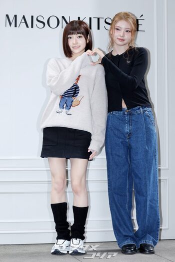 【フォト】KiiiKiiiハウム&ジユ、一緒にハートのポーズ