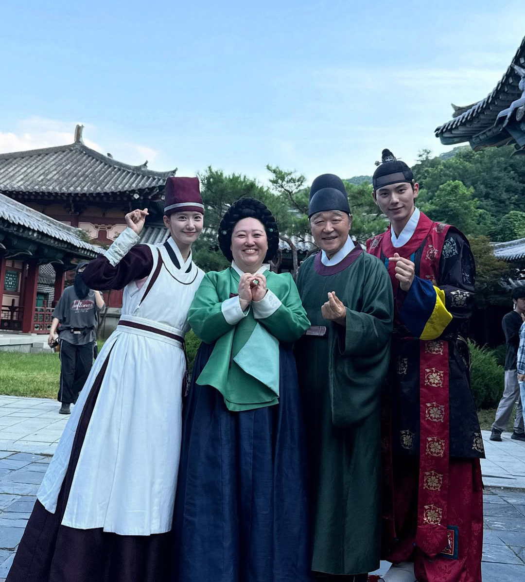 今週最終回の『暴君のシェフ』主演ユナ、撮影現場でのオフショット公開