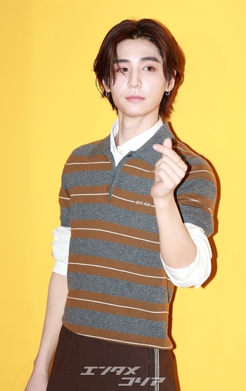 【フォト】BOYNEXTDOORイハン、魅力的なビジュアル…ソフトにハートのポーズ