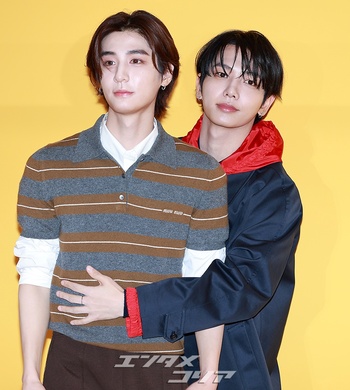 【フォト】BOYNEXTDOORジェヒョン&イハン、バックハグ&二人でハートのポーズ