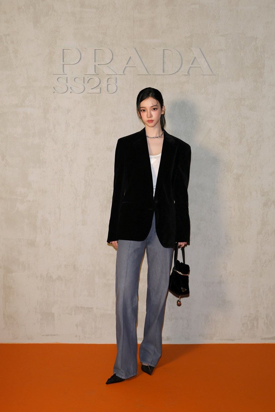 aespaカリナ「プラダ」ファッションショーに出席…オーラが会場を圧倒