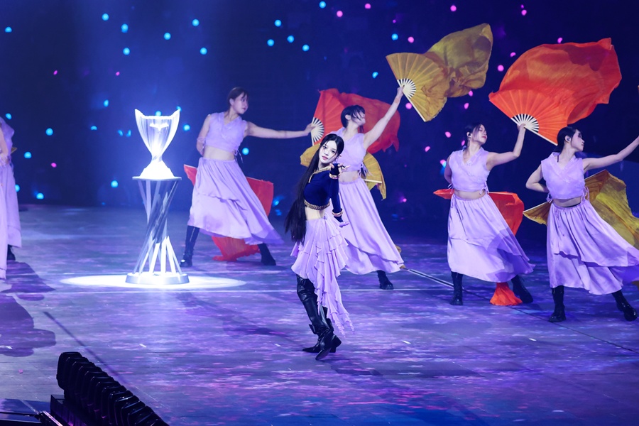 ILLITミンジュがゲームのキャラクターに変身、「LCK2025」決勝戦のオープニングを飾る