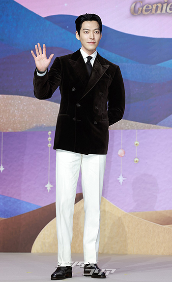 【フォト】キム・ウビン「見事なスーツの着こなし」