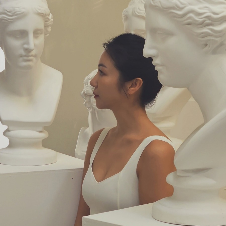 キム・オクビン「絵になる横顔」…彫刻像の中で彫刻ビジュアル