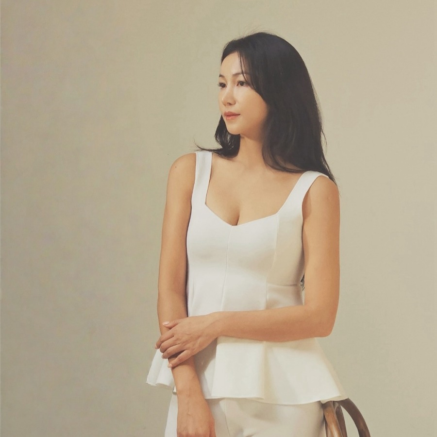 キム・オクビン「絵になる横顔」…彫刻像の中で彫刻ビジュアル