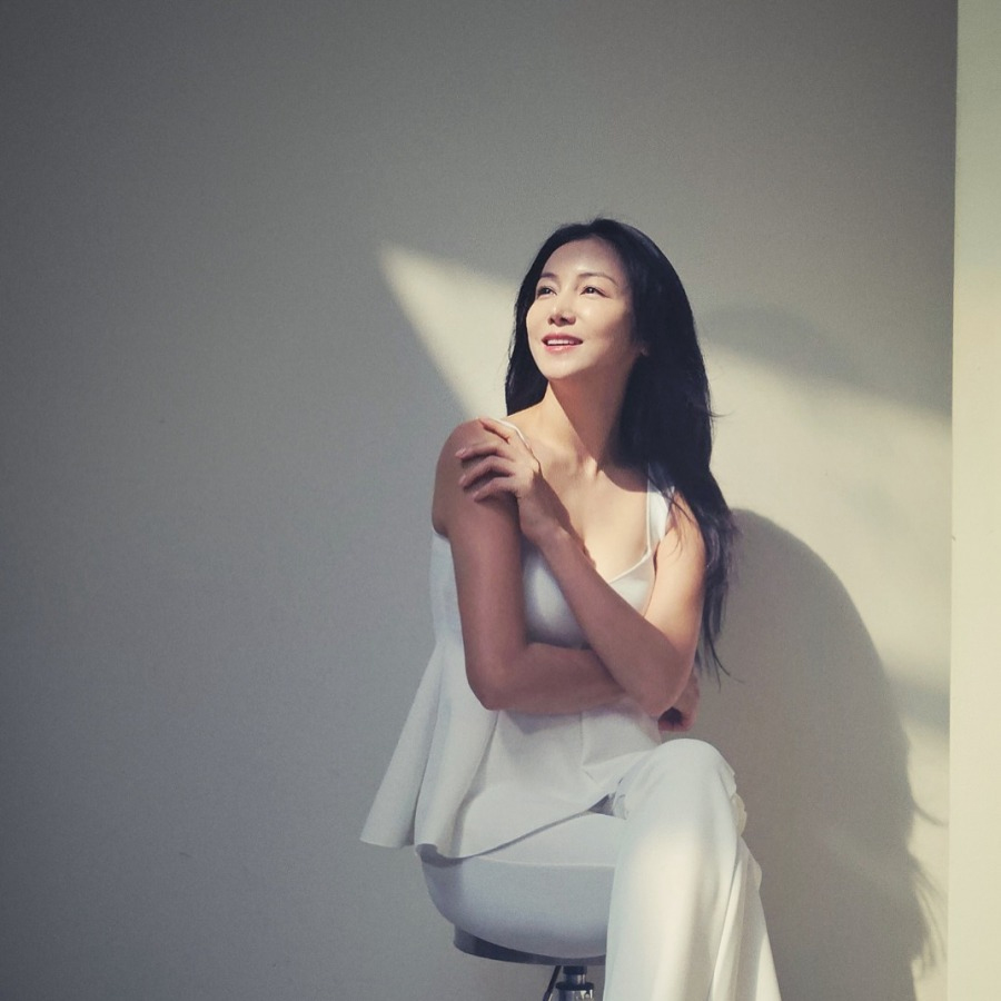 キム・オクビン「絵になる横顔」…彫刻像の中で彫刻ビジュアル