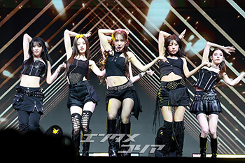 【フォト】強烈なパフォーマンスを披露するizna