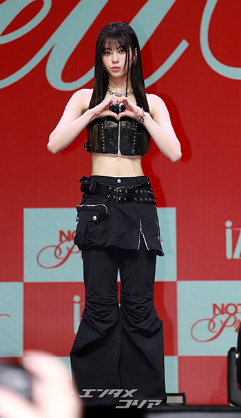 【フォト】iznaココ、愛らしくハートのポーズ