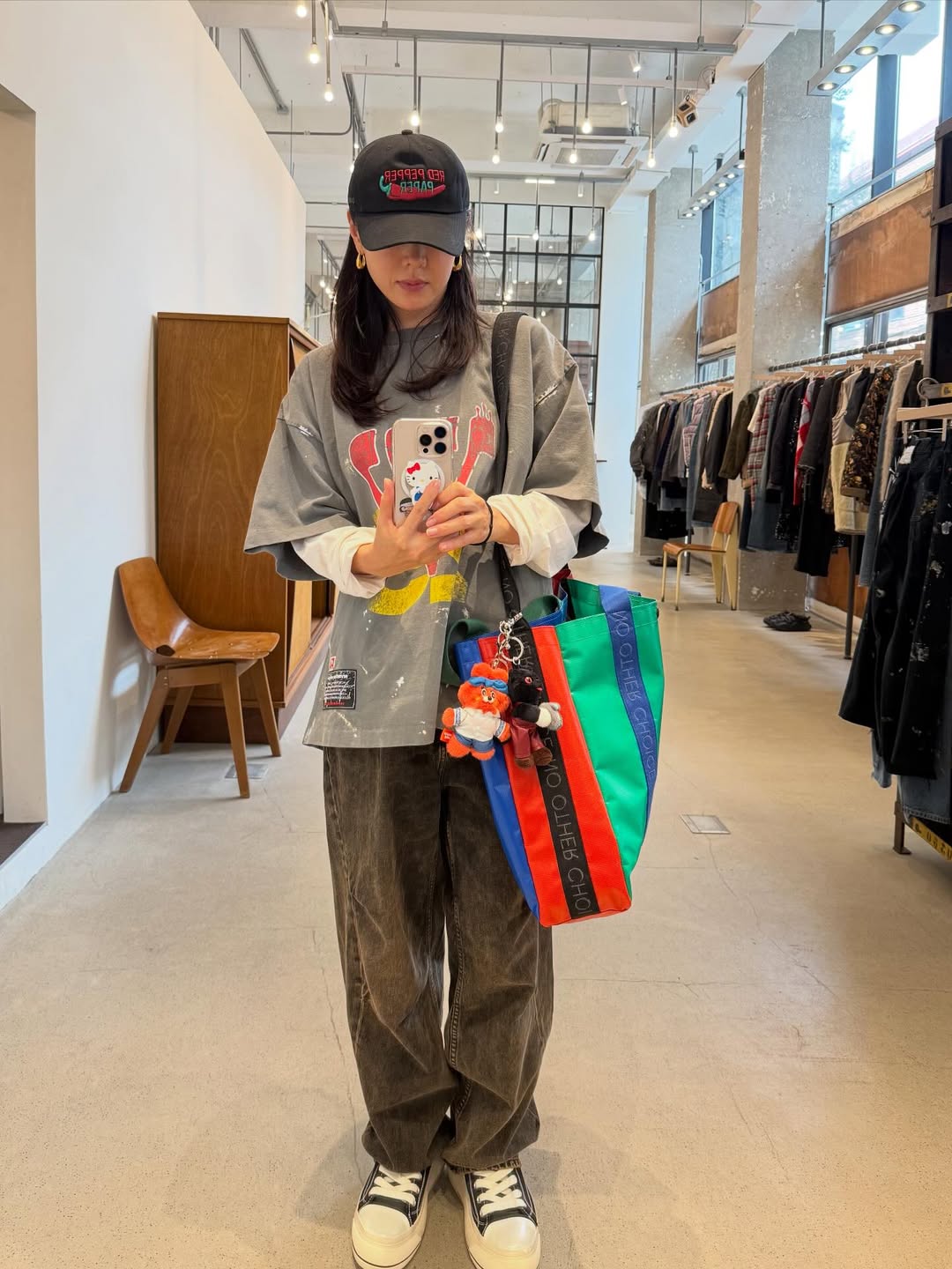 ソン・イェジン『仕方ない』グッズ着てパチリ…こんなにヒップなのに一児のママだなんて