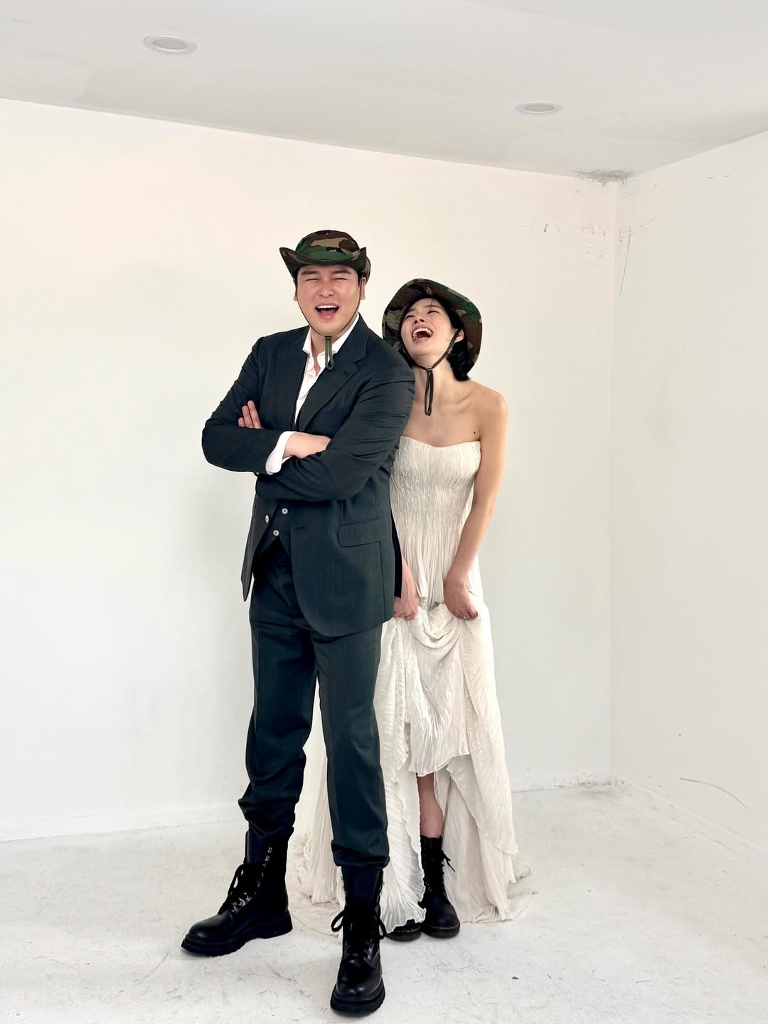 「11月結婚」イ・ジャンウ＆チョ・ヘウォン　迷彩柄ハット＋ブーツでウエディング写真