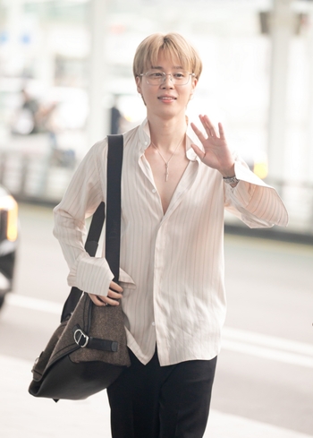 【フォト】BTSジミン シャツのボタンを外して…スイートな「ディオール・マン」