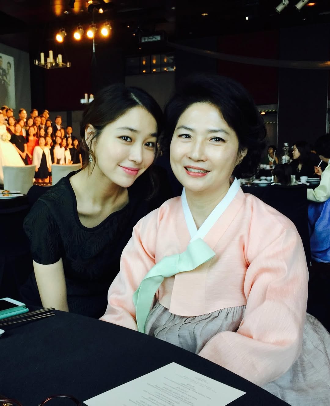 イ・ミンジョン、美しい母を初公開…すばらしいDNAに注目