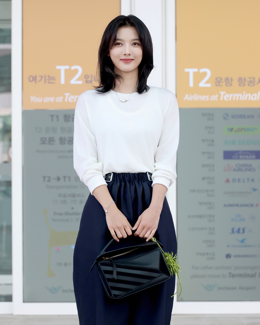 キム・ユジョン、洗練されたカジュアルコーデでパリへ…ラブリーな美しさアピール