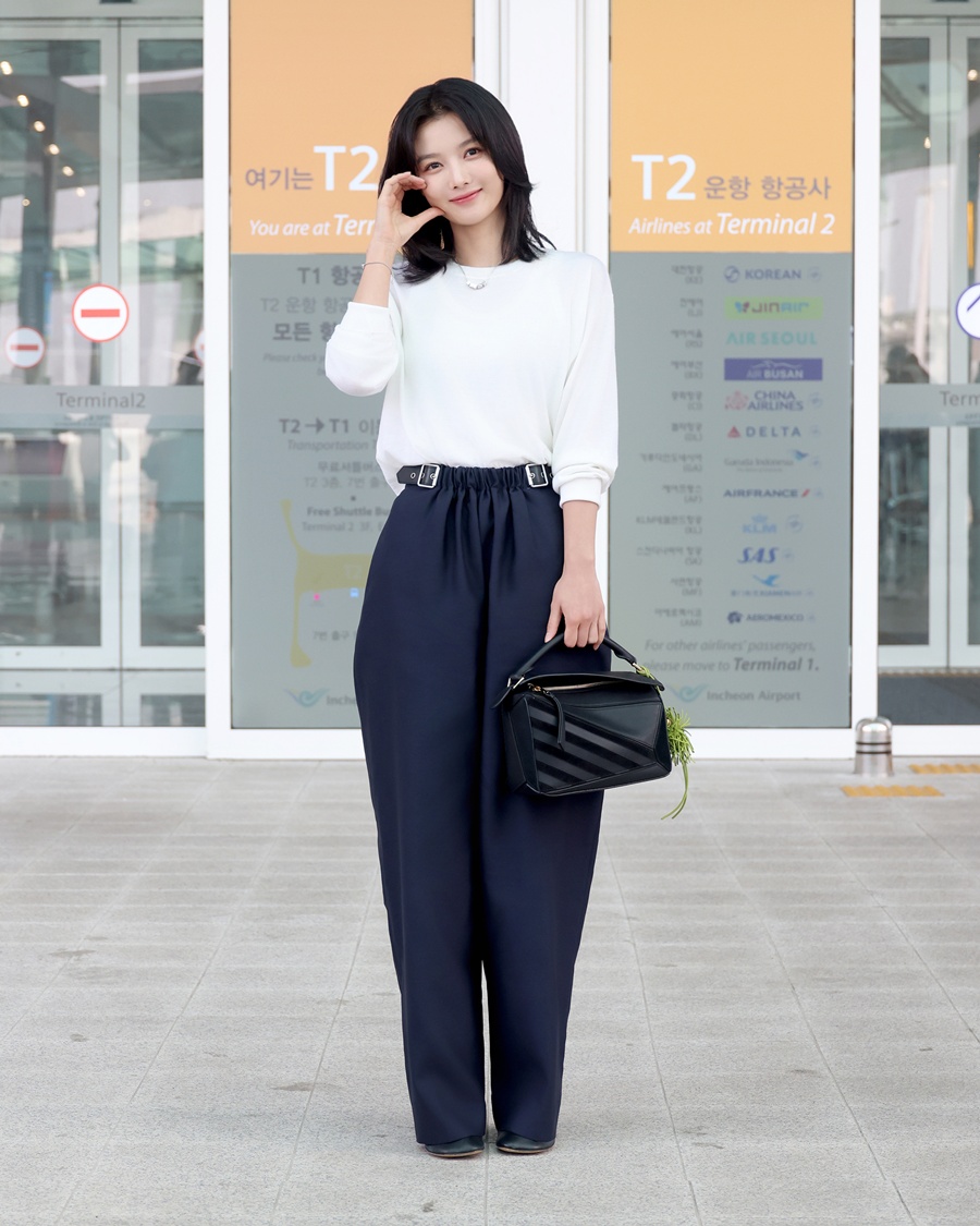 キム・ユジョン、洗練されたカジュアルコーデでパリへ…ラブリーな美しさアピール