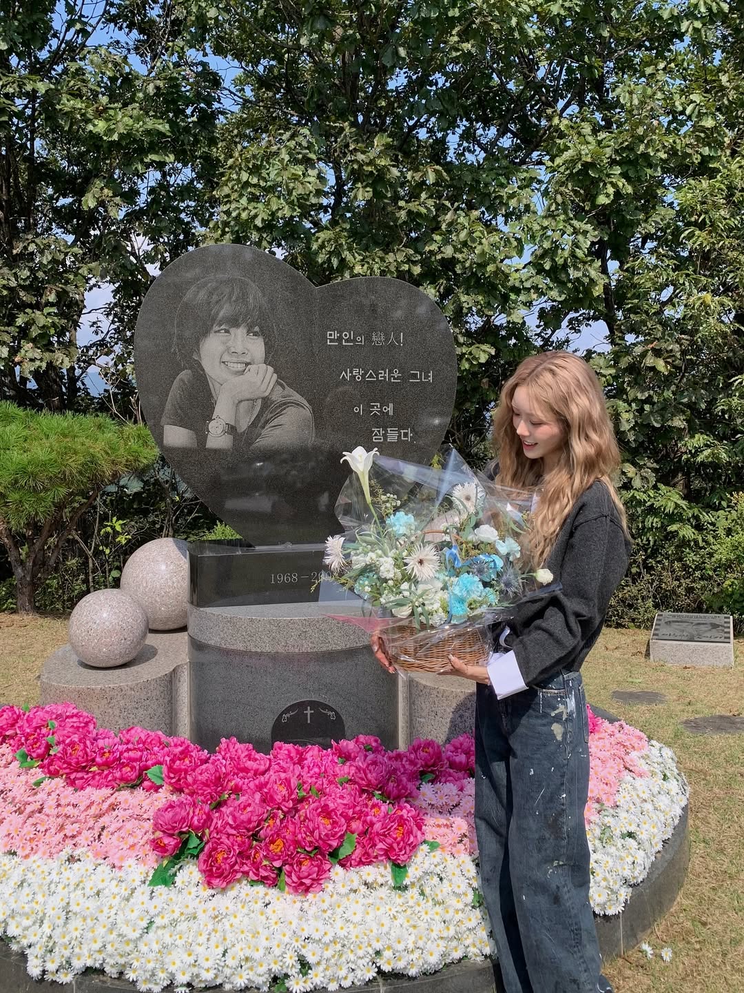 チェ・ジュニ、人気韓流女優だった母チェ・ジンシルさんのお墓参り「あまり来られなくてごめんなさい」