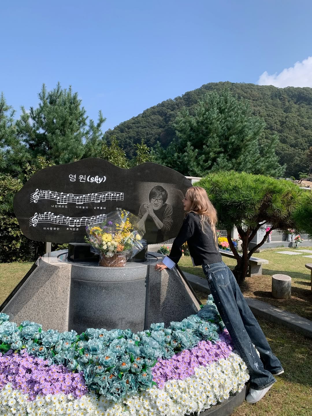 チェ・ジュニ、人気韓流女優だった母チェ・ジンシルさんのお墓参り「あまり来られなくてごめんなさい」