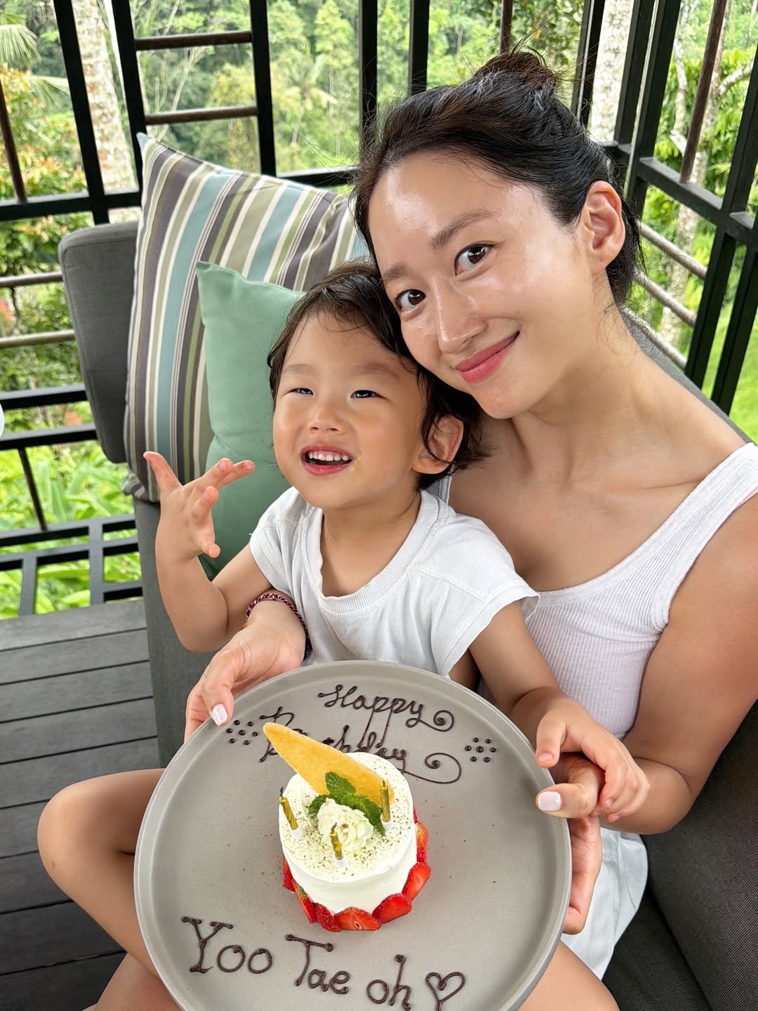 チョン・ヘビン、結婚式を挙げたバリで息子の誕生祝い　「3人になってまたやって来た」