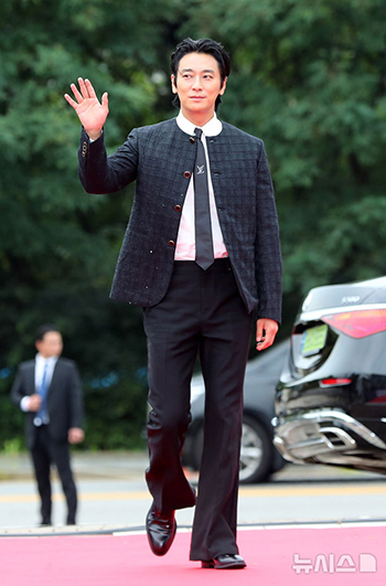 【フォト】シックな魅力のチュ・ジフン=ソウル・ドラマ・アワード