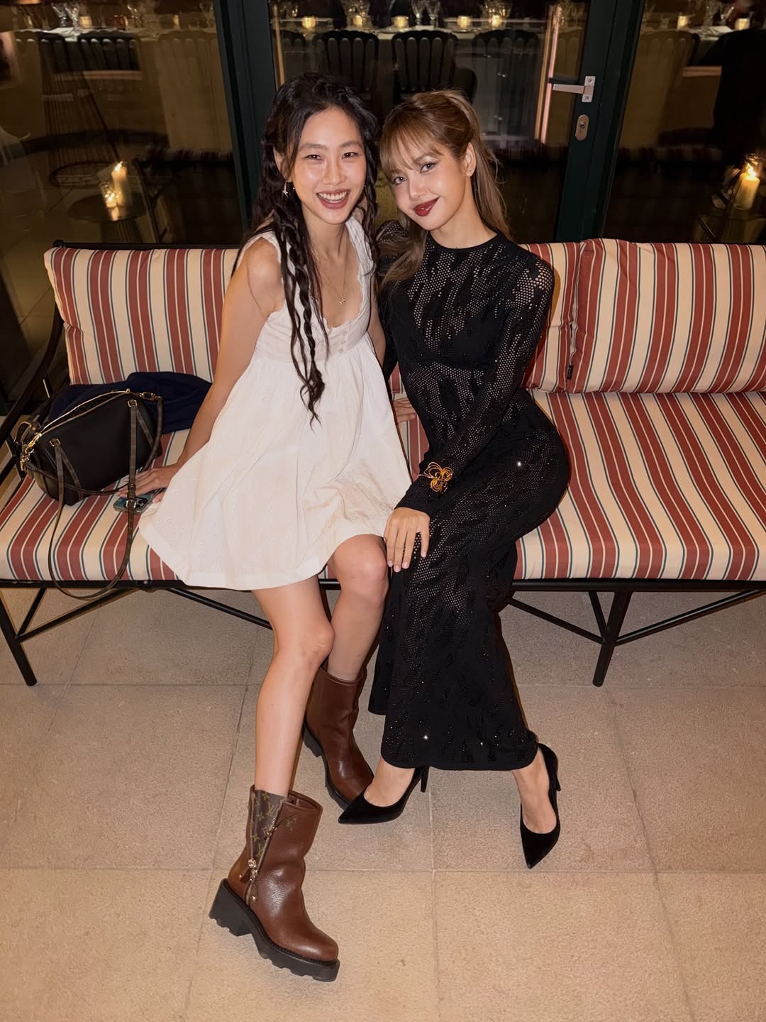 BLACKPINKリサ、透け感のある黒いドレス姿でチョン・ホヨンと2ショット