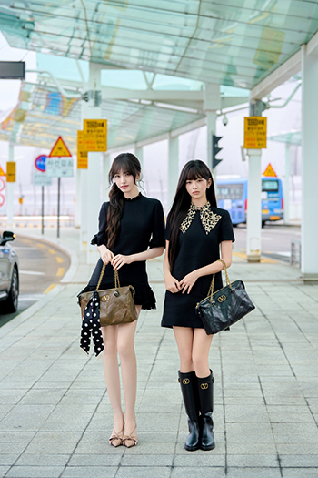 【フォト】IVEリズ×レイ「黒ミニワンピ」でシックなのにラブリーな空港ファッション